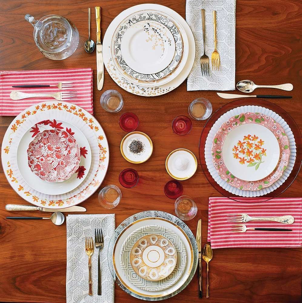 Лишняя тарелка на столе. Красивая посуда для сервировки. Красивая посуда на столе. Тарелка для сервировки. Красивые сервировочные тарелки.