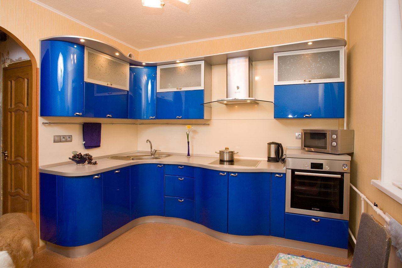 Голубая угловая кухня с радиусными фасадами