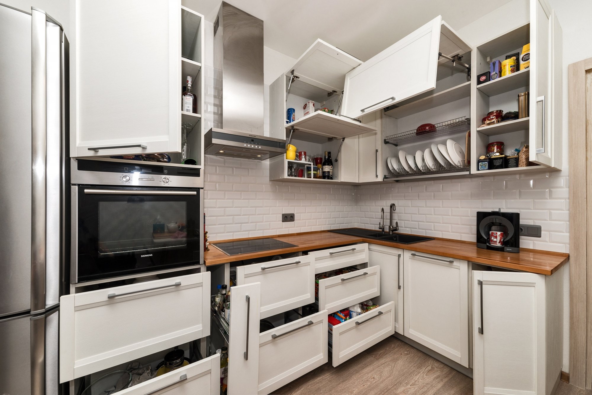 кухонный гарнитур с угловым шкафом от пола до потолка