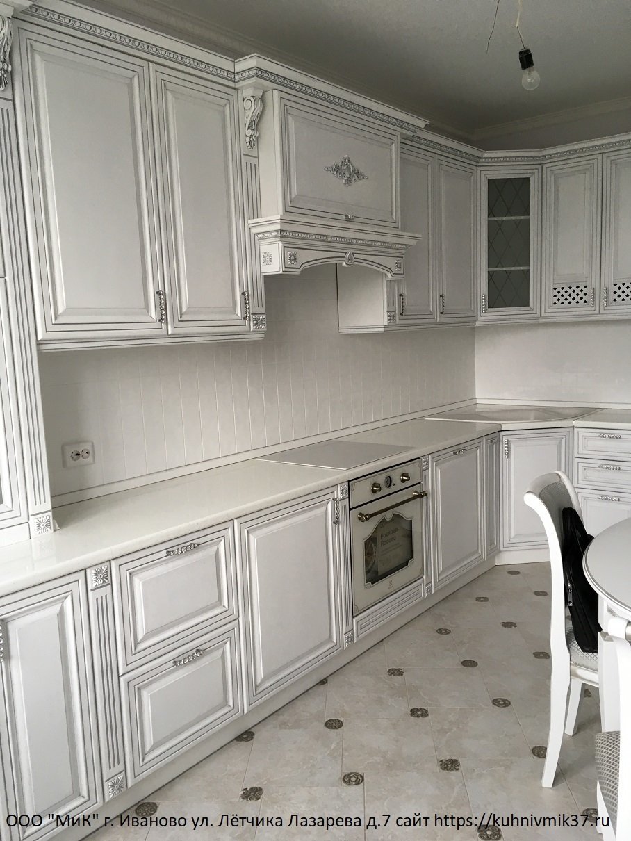 кухня белая с патиной серебро в интерьере