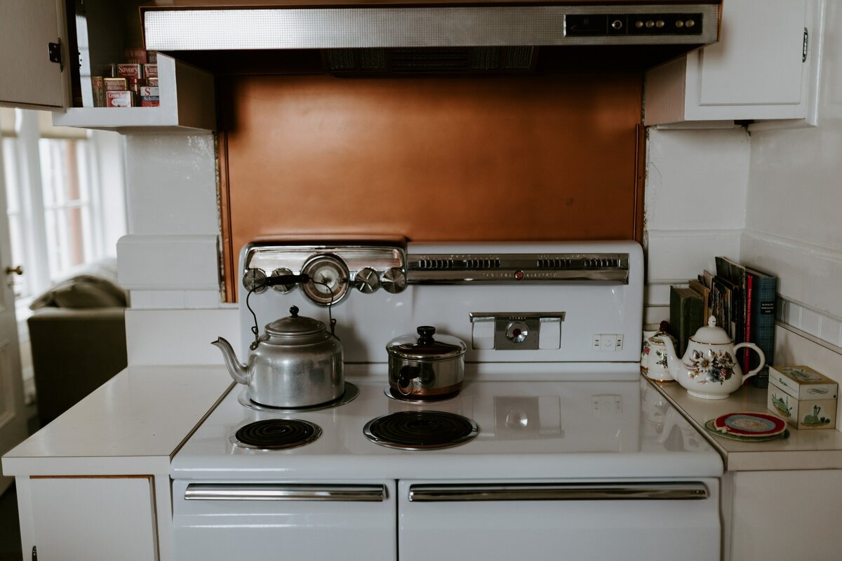 Старая газовая плита на кухне