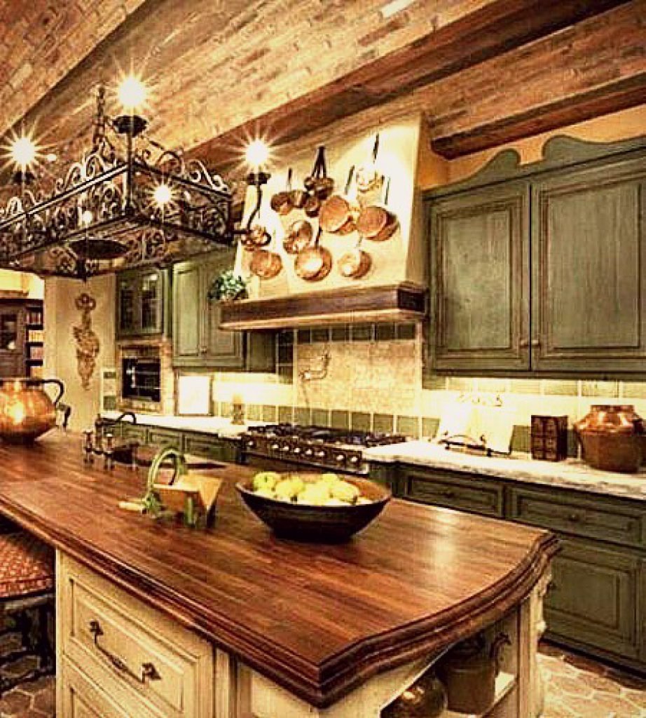 Кухня в стиле рустик в деревянном доме