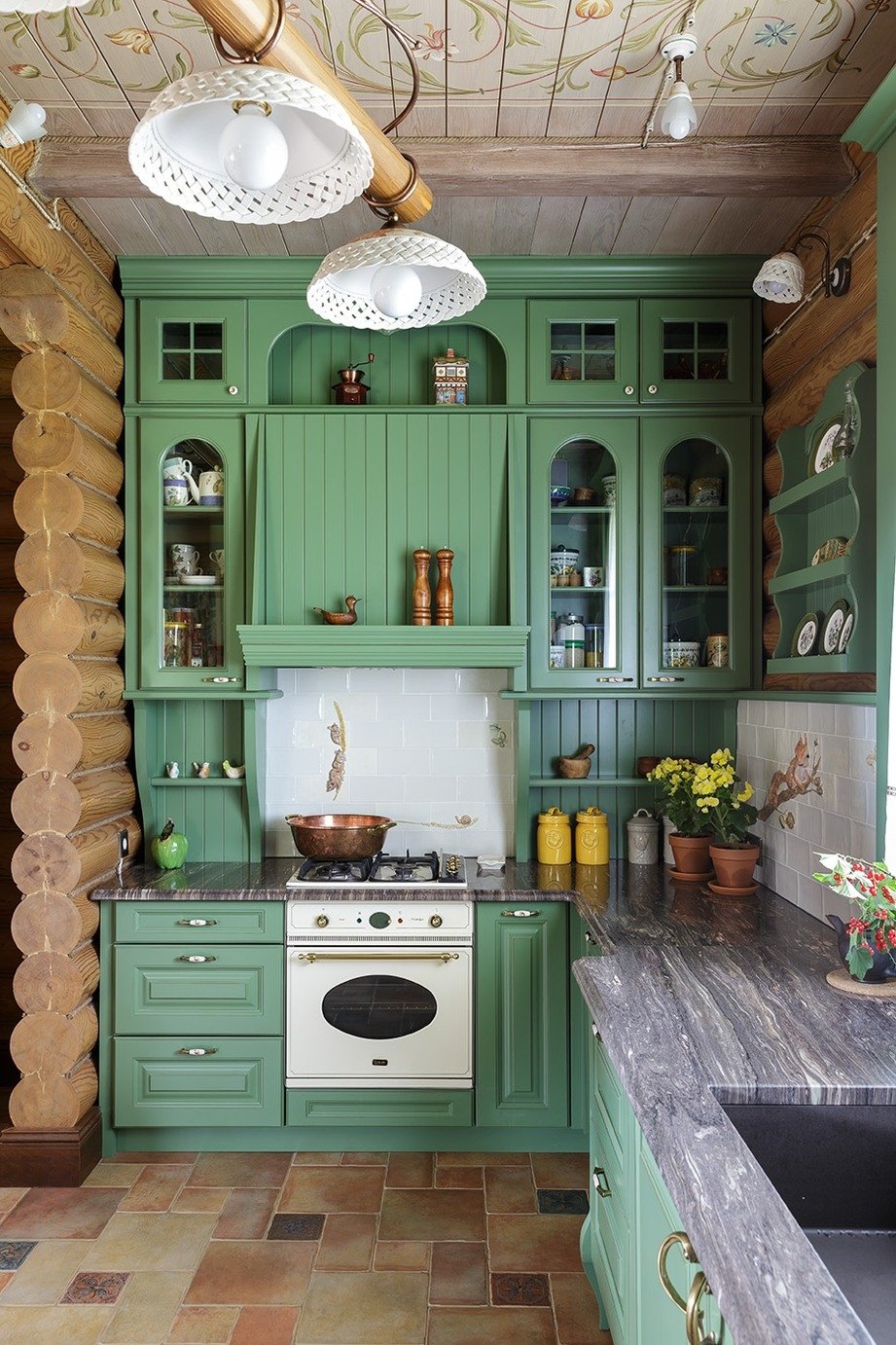 Зеленая кухня в бревенчатом доме