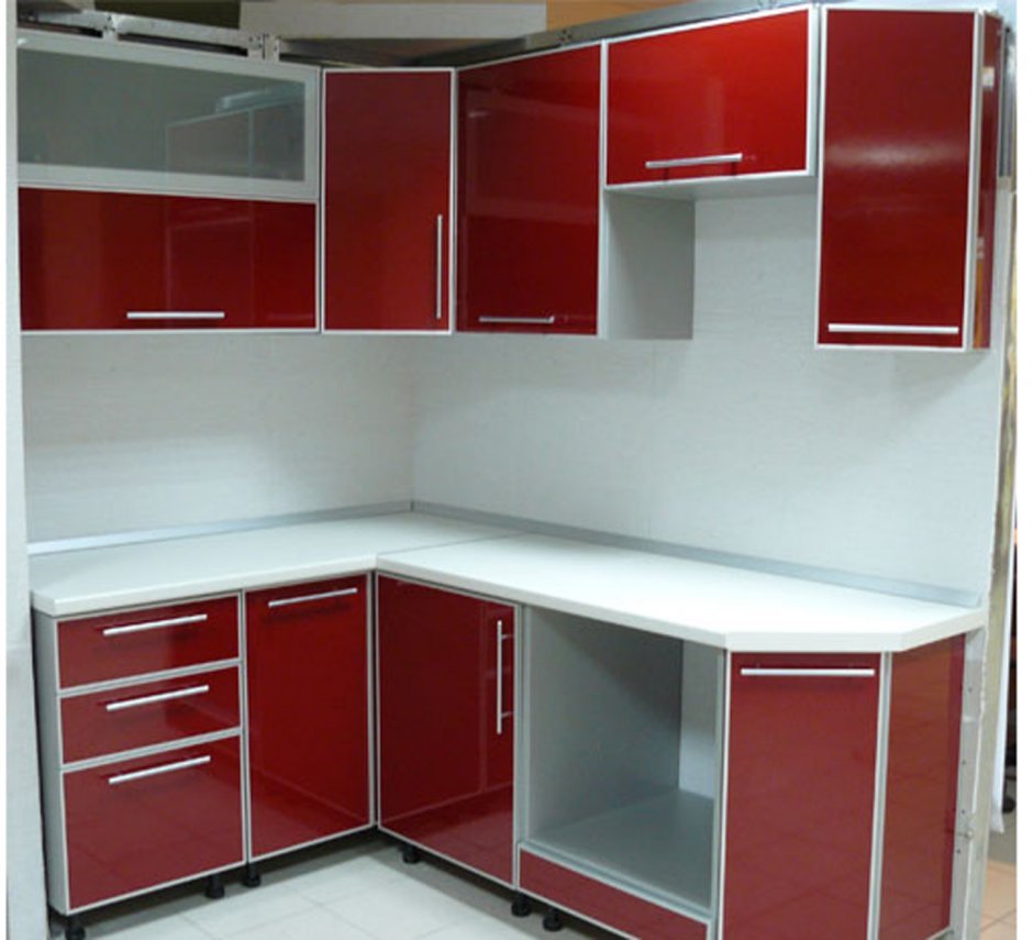 Кухонные гарнитуры с алюминиевой окантовкой