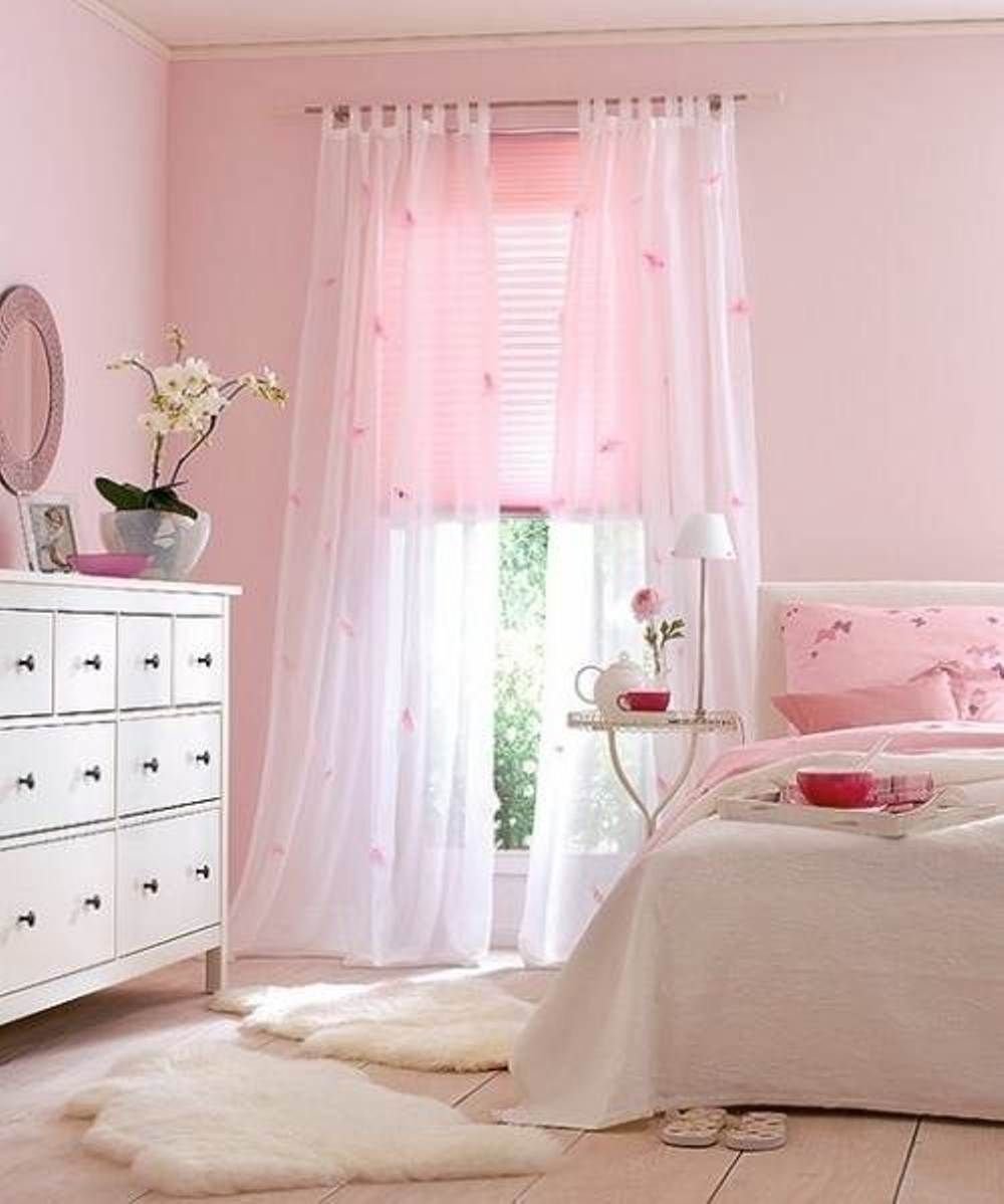 Какие шторы розовым обоям. Розовые шторы. Розовые шторы в спальню. Занавески в комнату для девочки. Шторы в розовую комнату.
