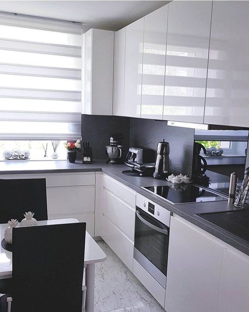 Белая кухня с серой столешницей в классическом стиле