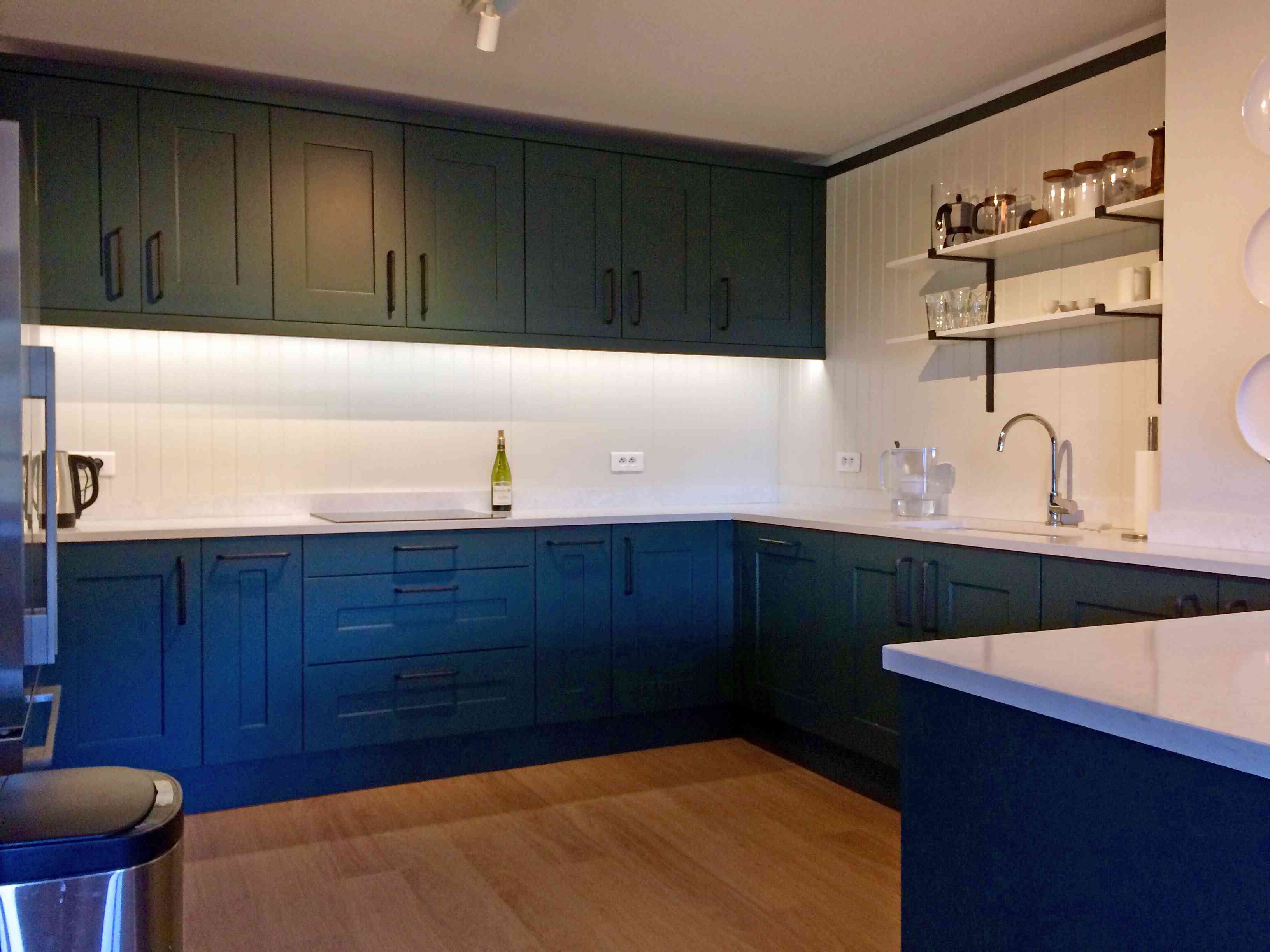 Сине зеленая кухня с деревянной столешницей