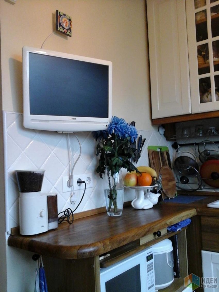 Телевизор над раковиной на кухне