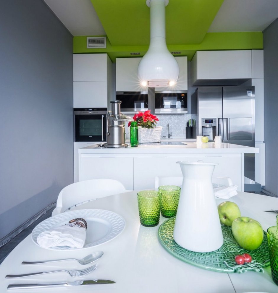 Белая кухня с сочно зелеными акцентами