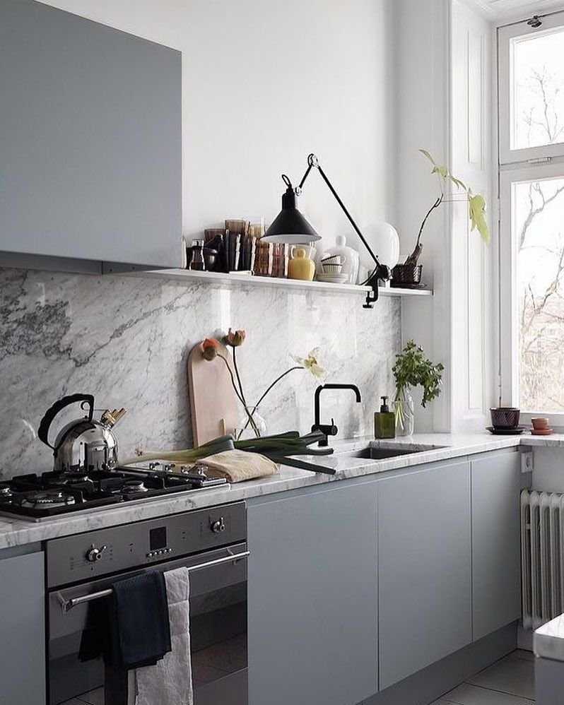 Зеленая кухня в скандинавском стиле