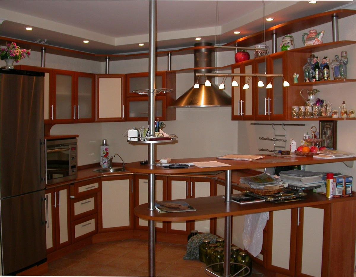 кухня с кухонным уголком и барной стойкой