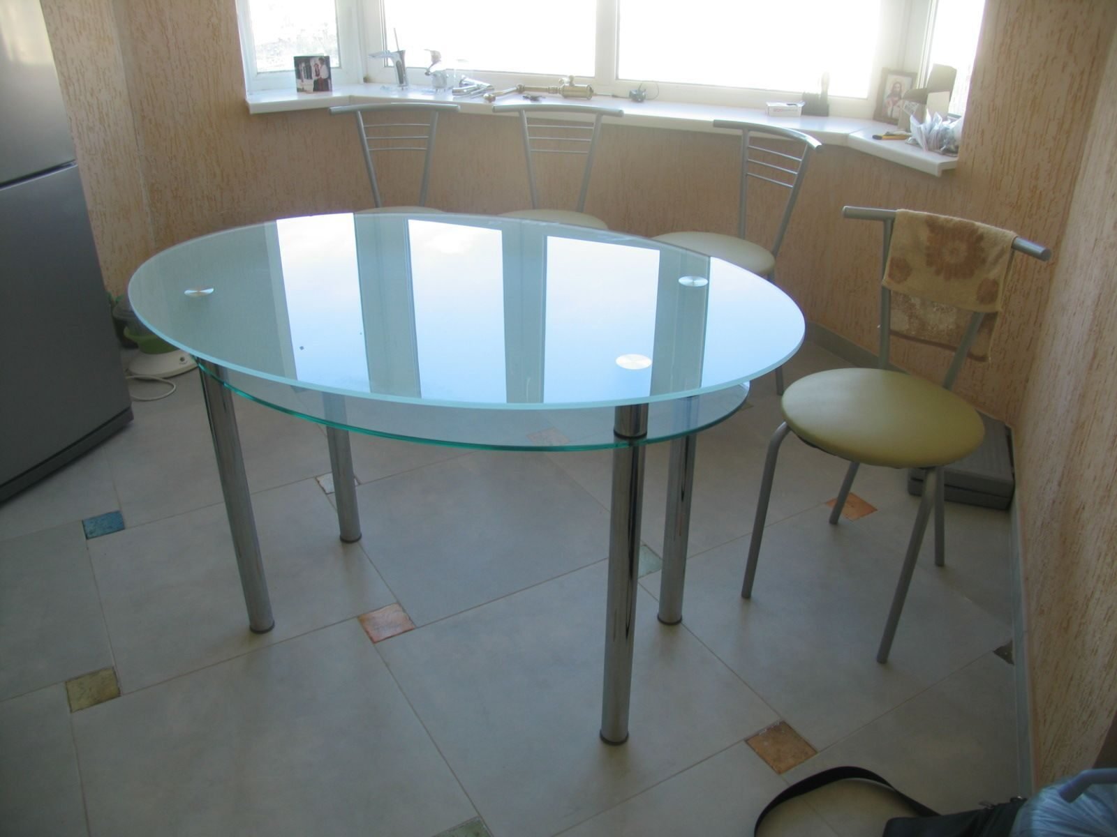 овальный стол из стекла на кухню