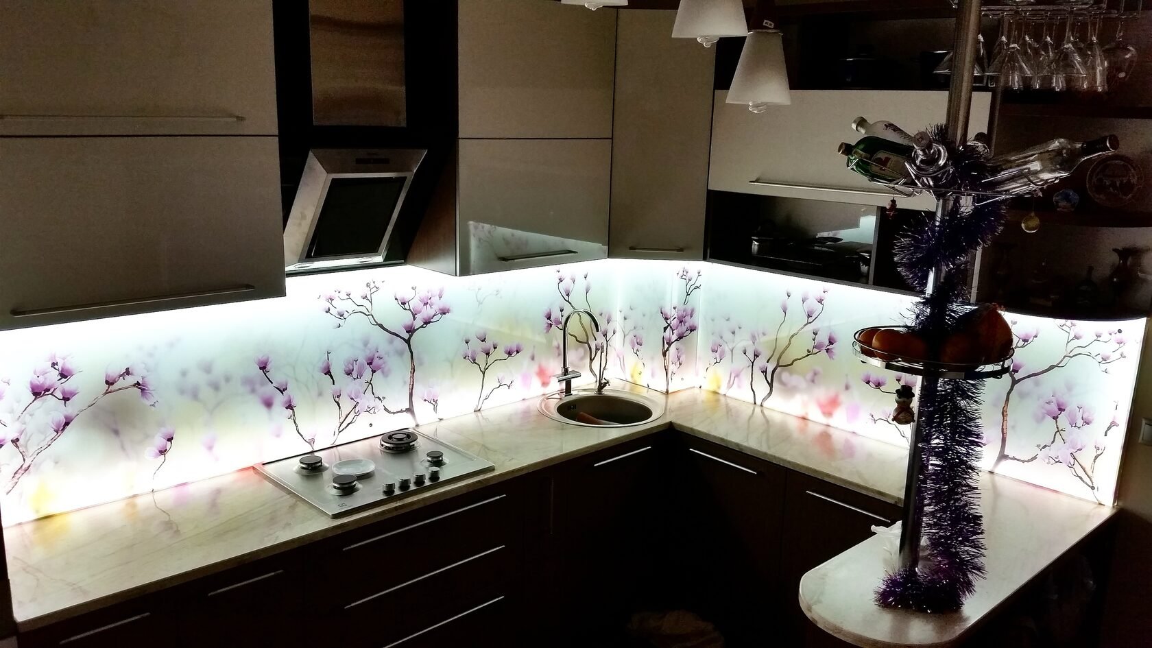Стеклянный кухонный фартук с подсветкой