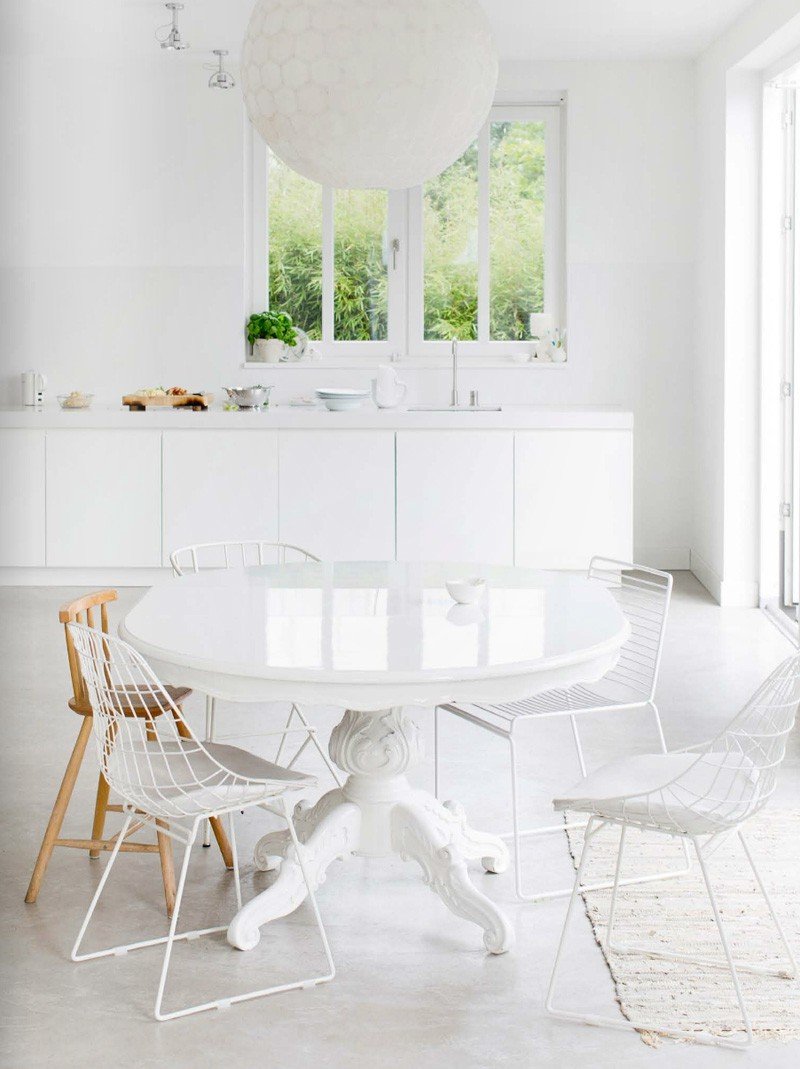 Кухонный стол и стулья классика