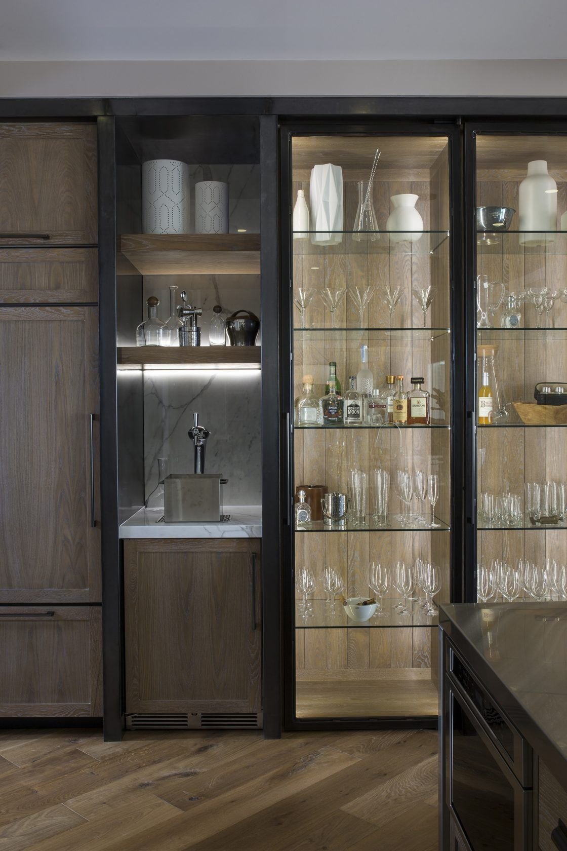 Витринная кухня. Шкаф для посуды / витрина Taylor. Cabinet / Showcase by Metner. Стеклянный шкаф на кухне. Стеклянныйшеуф на кухню. Стеклянный шкаф для посуды.
