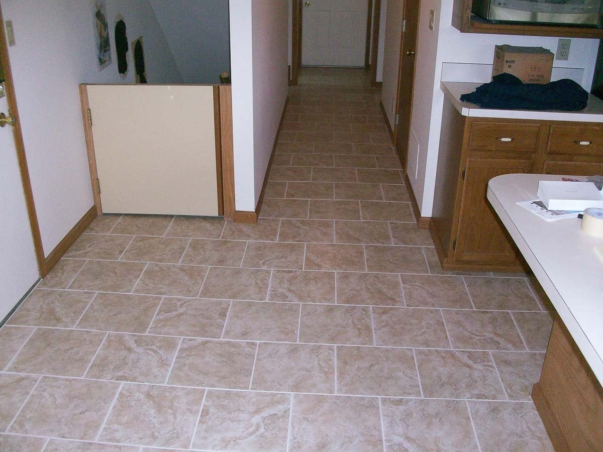 Плитка на кухне и в прихожей на полу фото