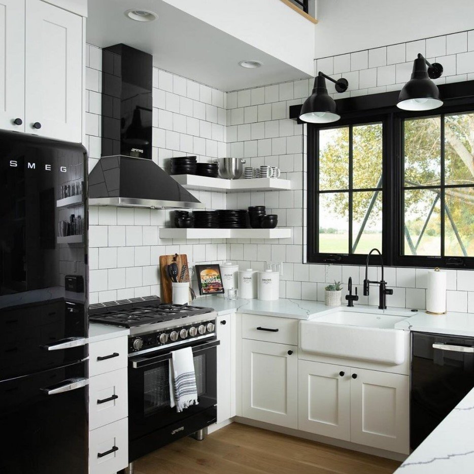 Декор белой кухни с черной столешницей
