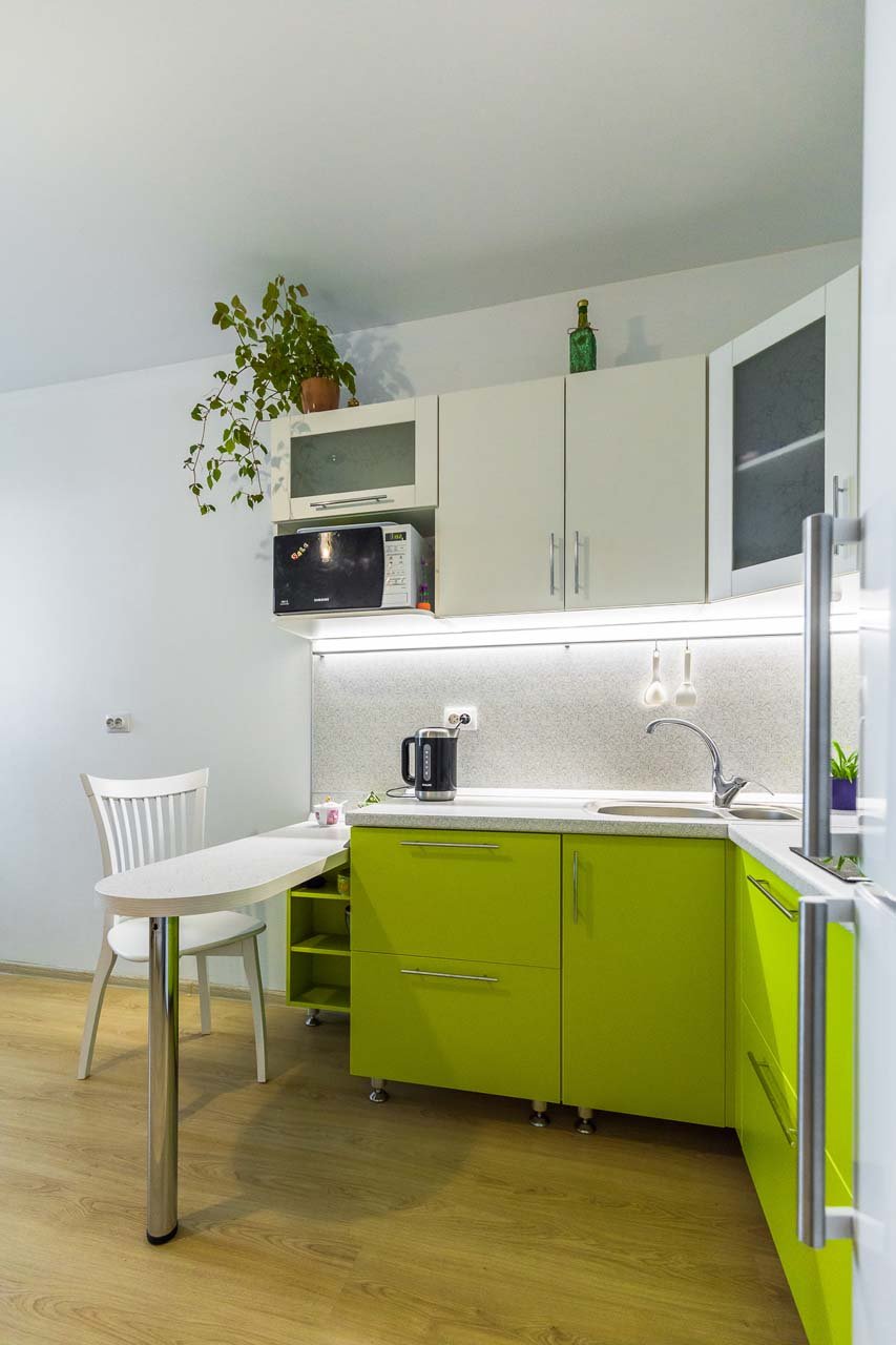 Кухни зеленого цвета двухцветные
