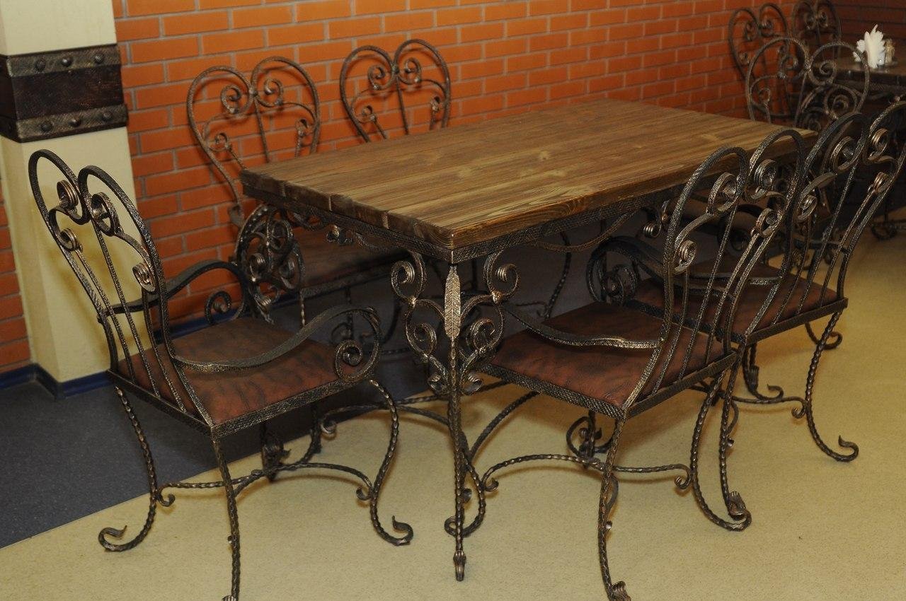 Деревянный стол с элементами ковки