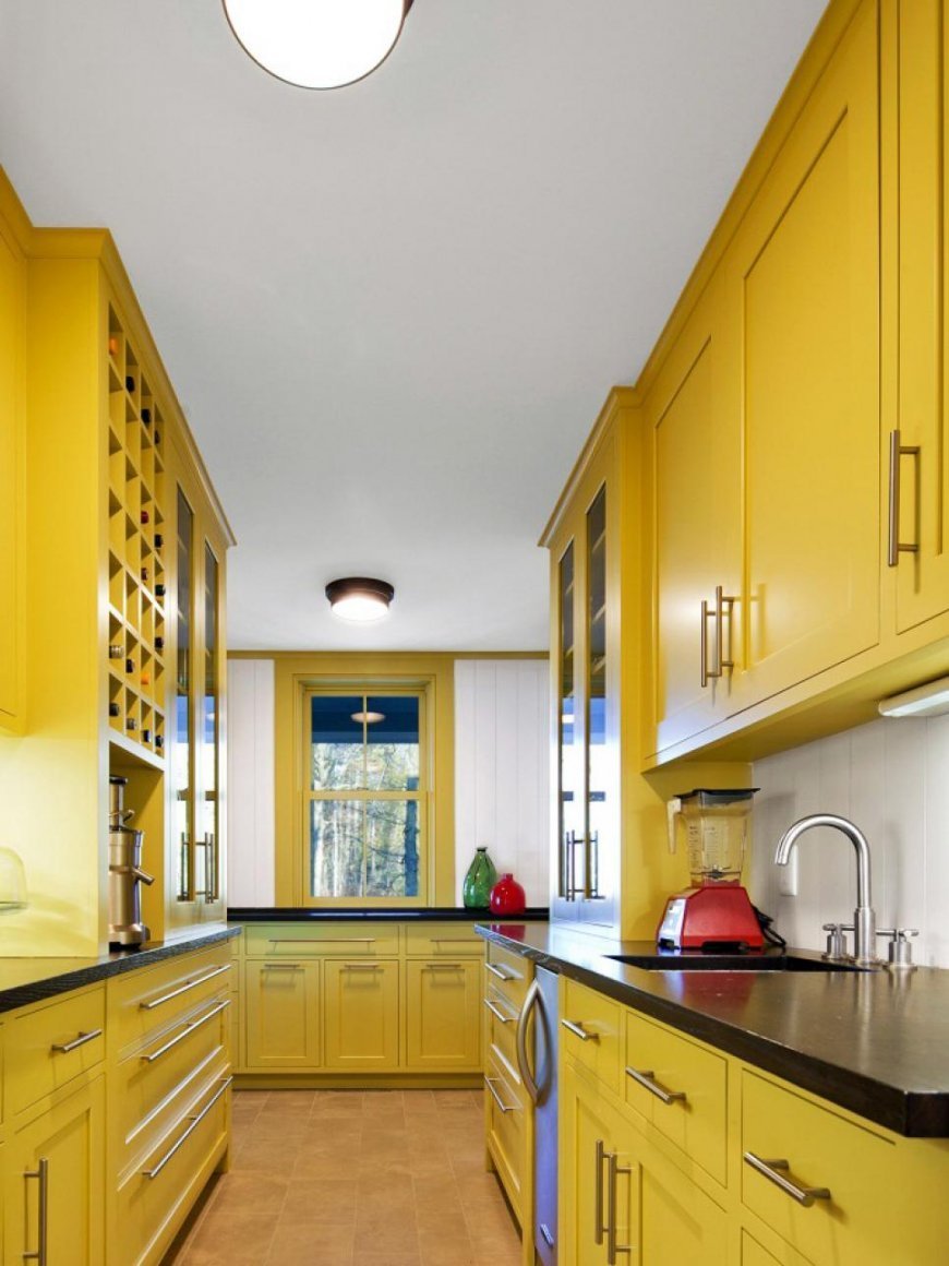 Голубая кухня с желтыми стульями