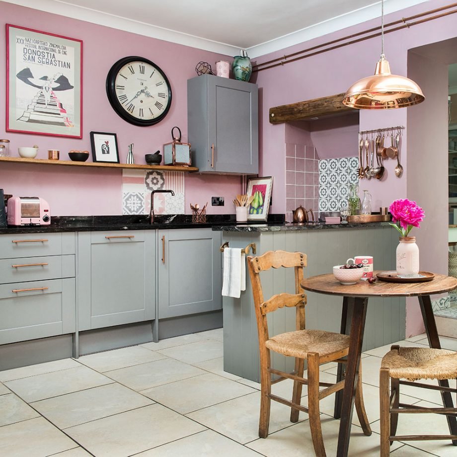 Угловые кухни розового цвета