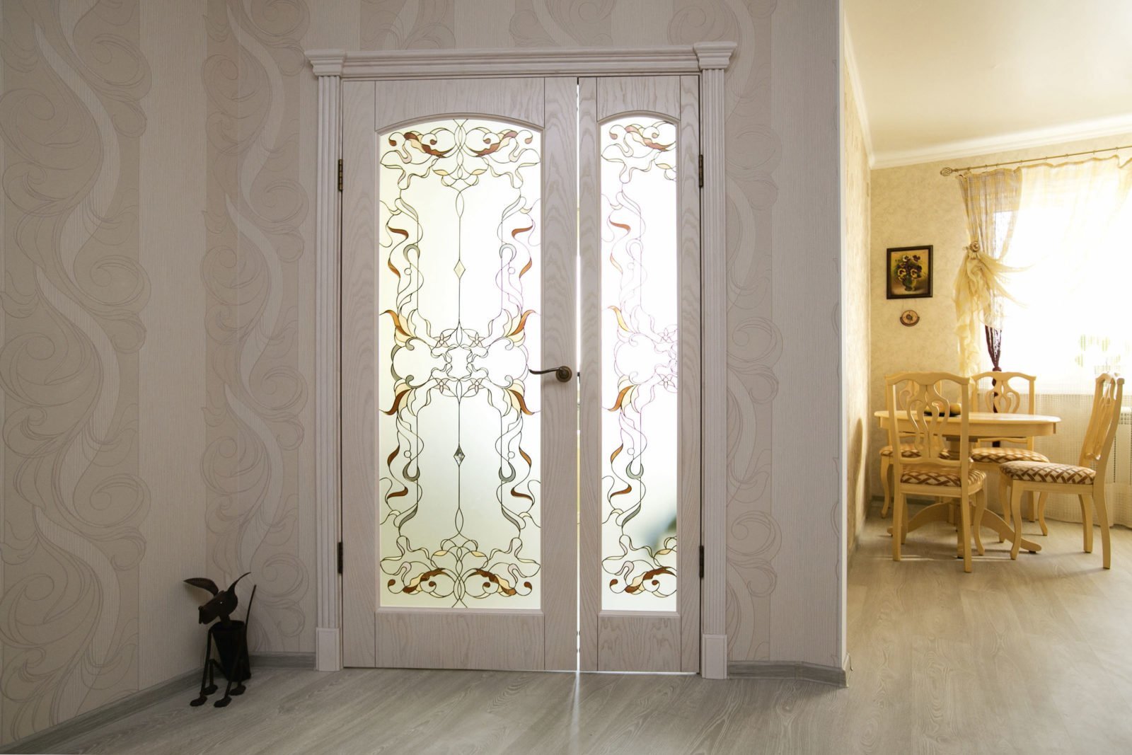 Двустворчатые двери в квартиру. Белые межкомнатные двери Дариано. Двери Дариано в интерьере. Двустворчатые двери Волховец.