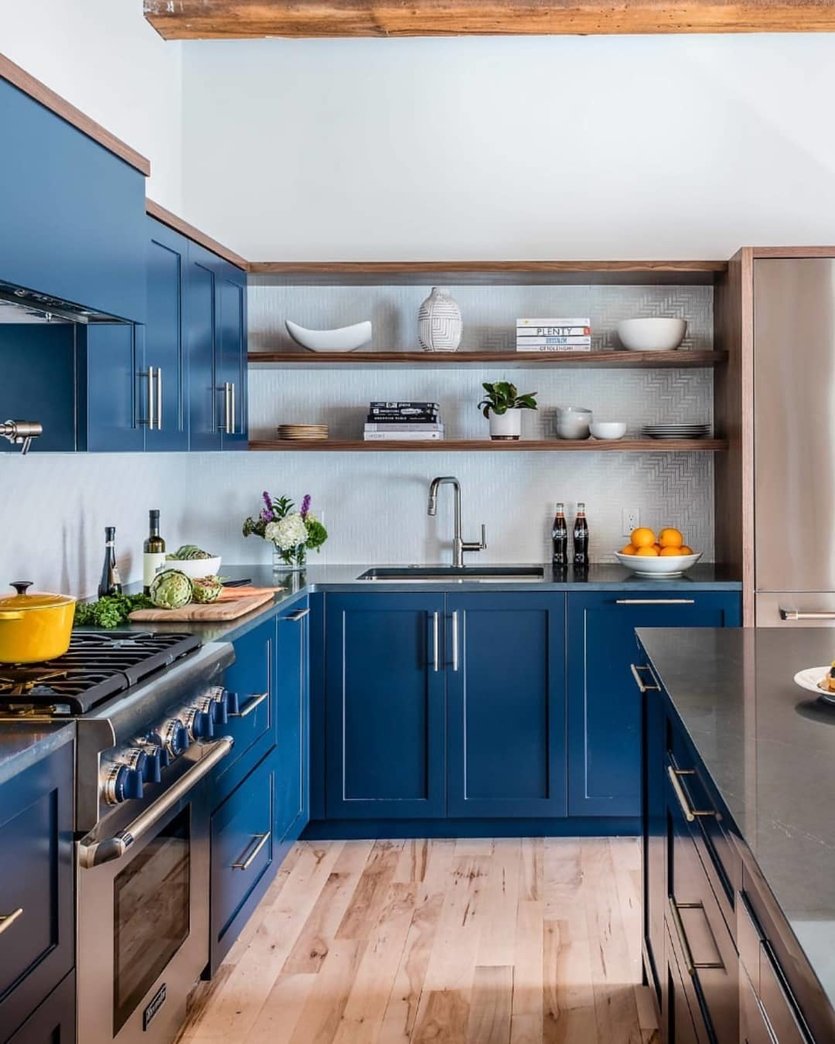 Маленькая синяя кухня (58 фото)