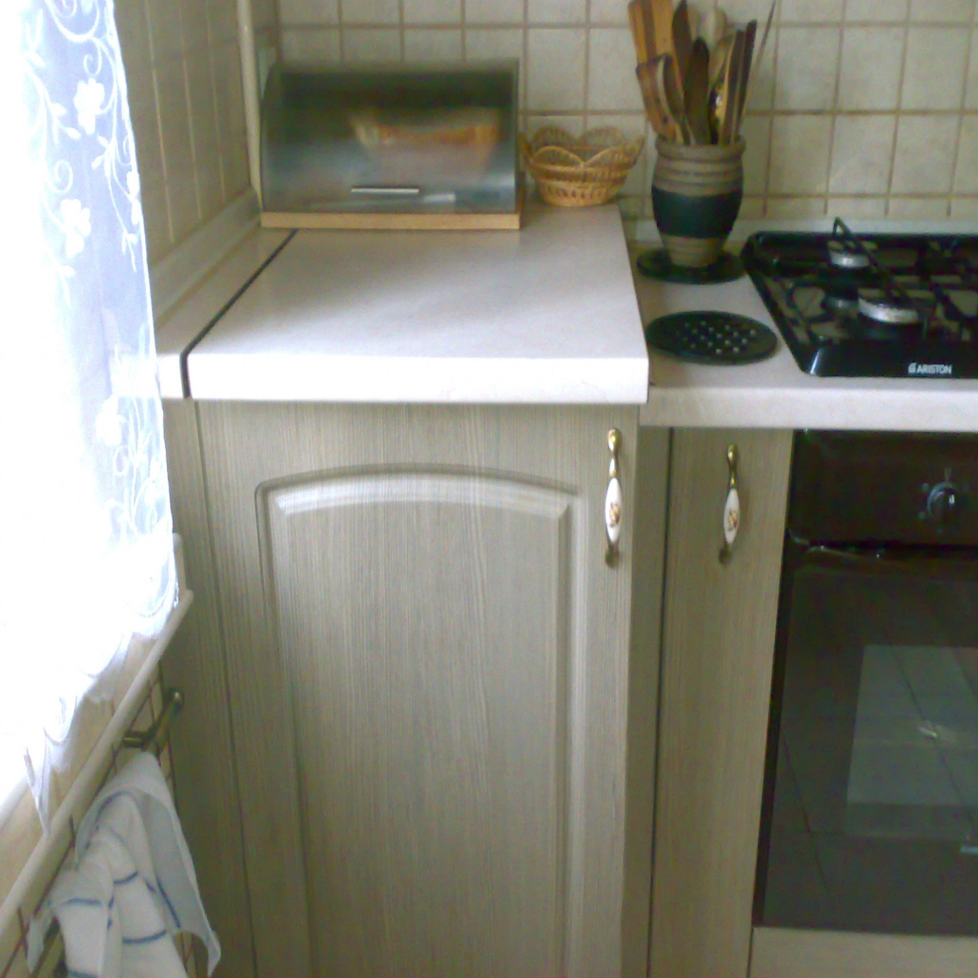 Стиральная машина с вертикальной загрузкой на кухне