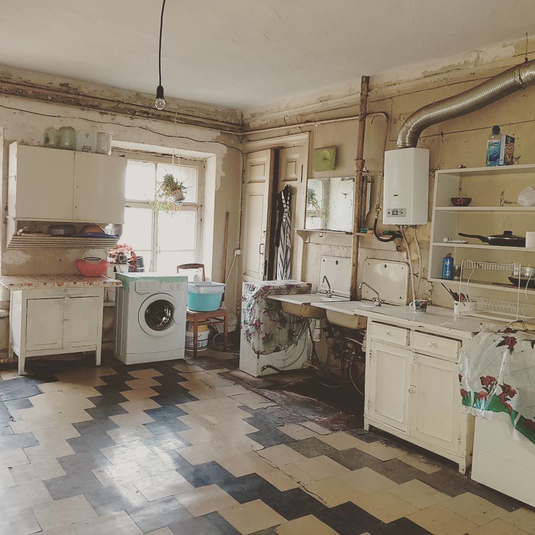 Коммуналка. Кухня в коммунальной квартире. Кухня в коммуналке. Старая кухня. Кухня в старой квартире.