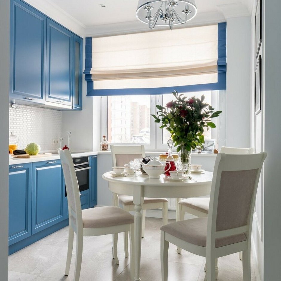 Интерьер кухня в частном доме с синими шторами