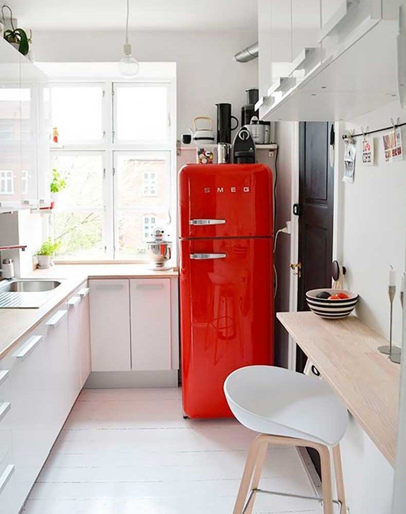 Холодильник Смег в маленькой кухне интерьер