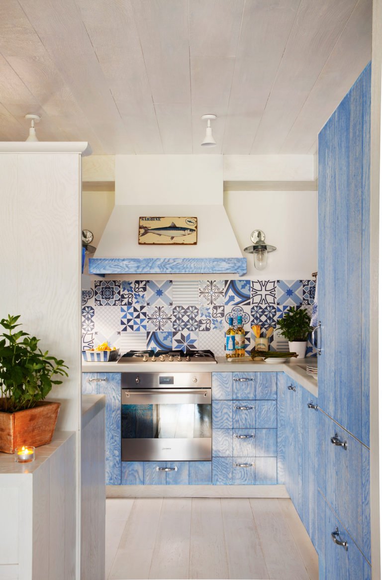 Бело синий кухонный фартук