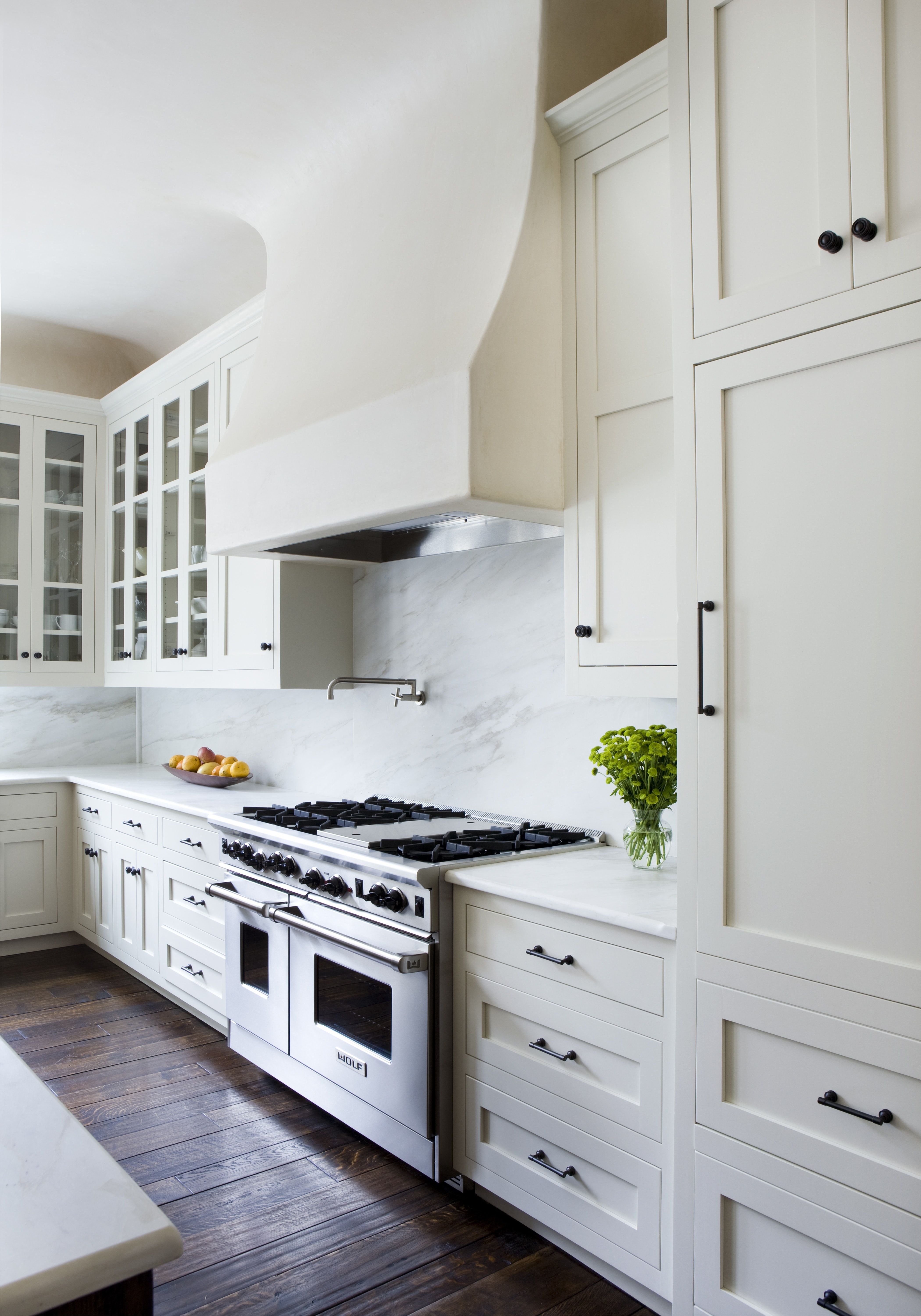 Белые кухни с деревянной столешницей и черной техникой фото в интерьере