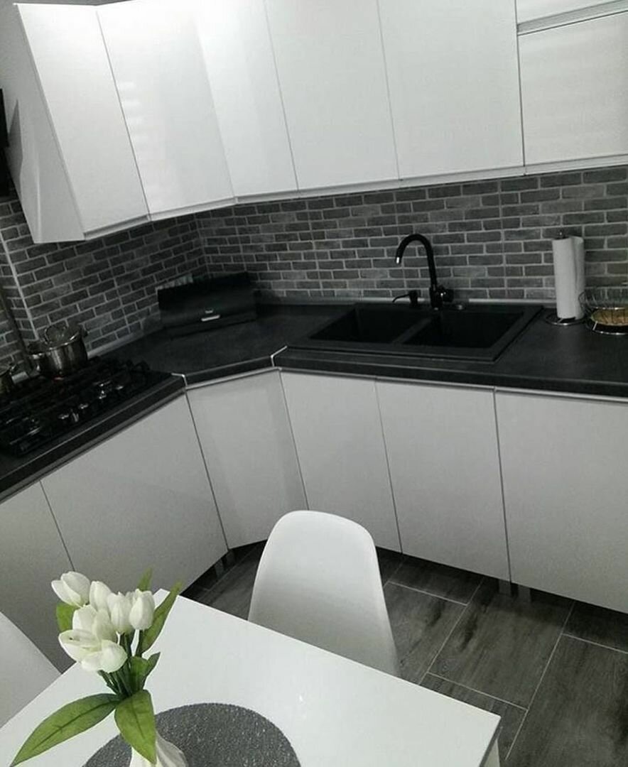 Белая кухня с черным цоколем