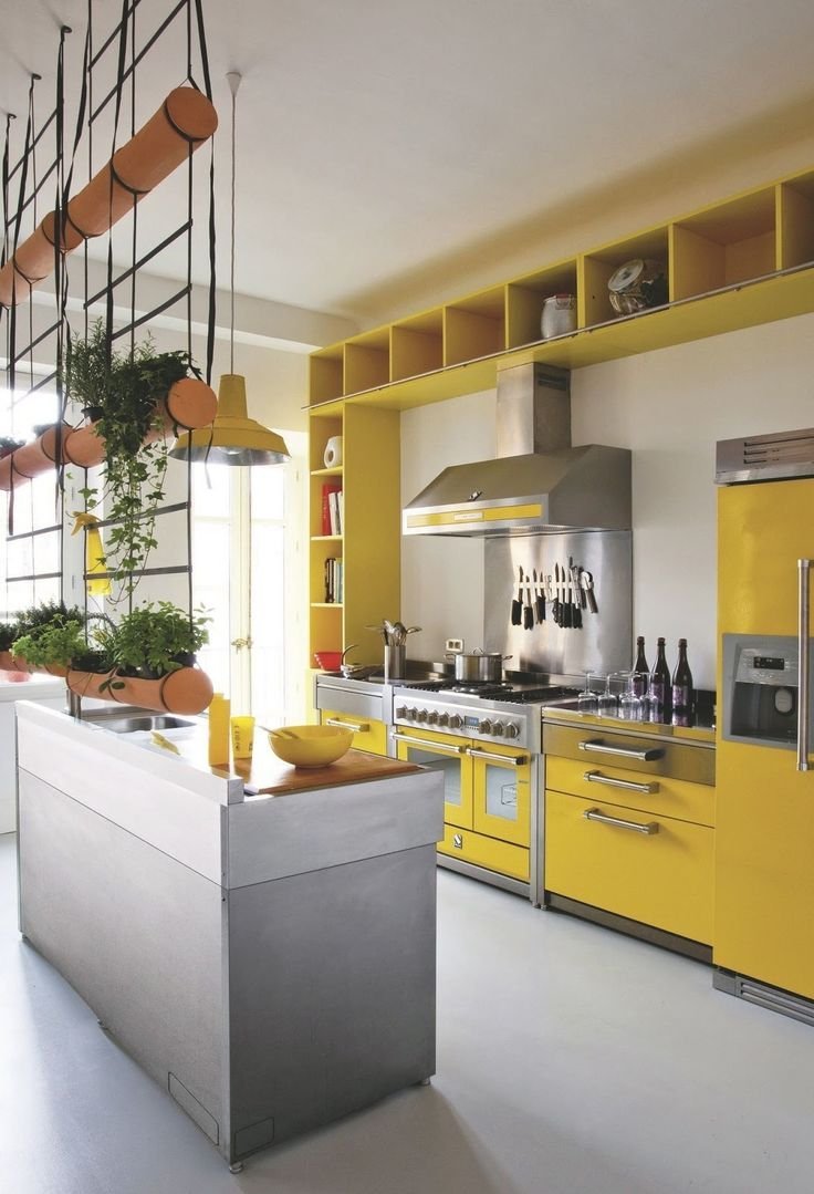 Серая кухня с желтым фартуком (66 фото)