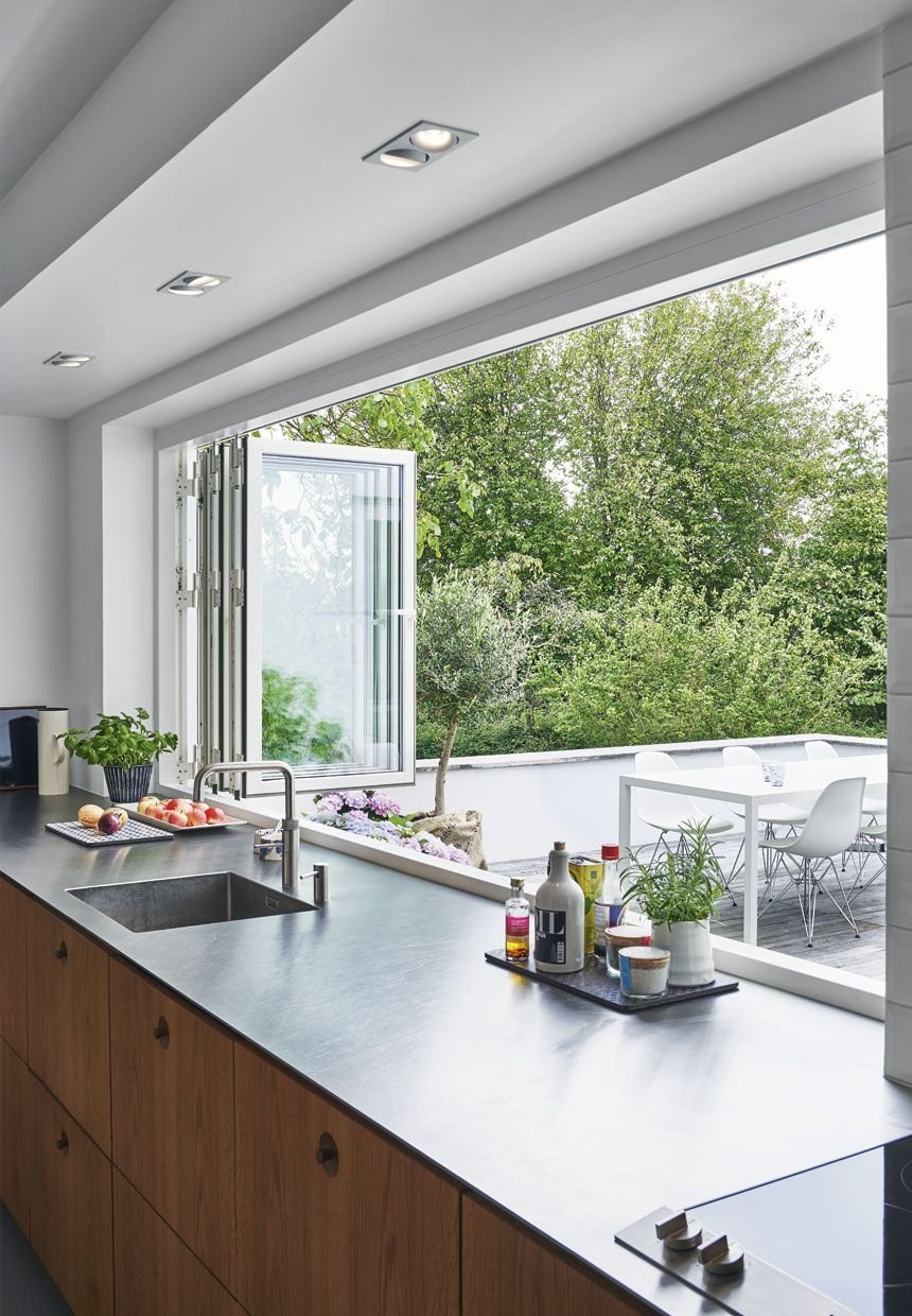 Шикарная кухня с панорамными окнами