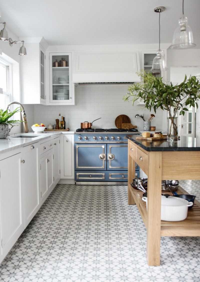 Цветная плитка для кухни на пол в белых тонах