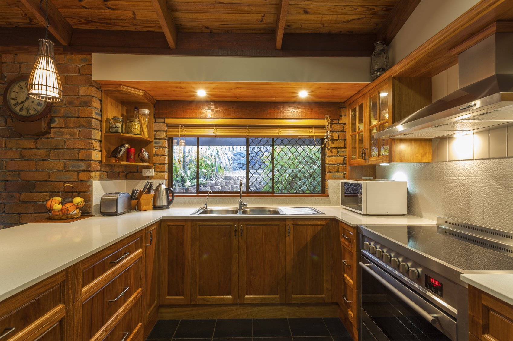 Маленькие деревянные кухни в современном стиле