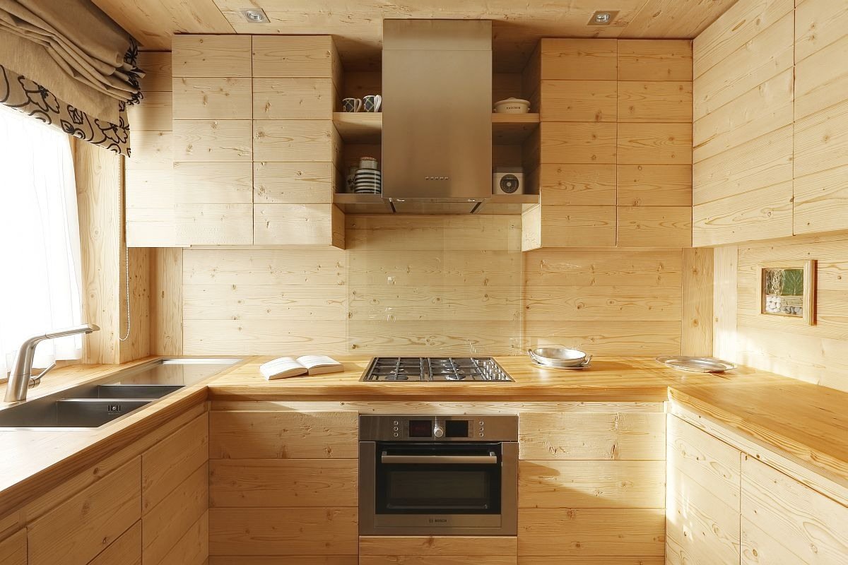 Кухни хорошие деревянные. Кухня в деревянном доме. Отделка кухни в деревянном доме. Кухня из фанеры. Кухонный гарнитур из дерева.
