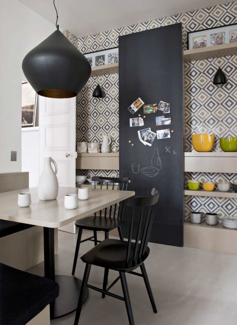 черная стена на кухне фото