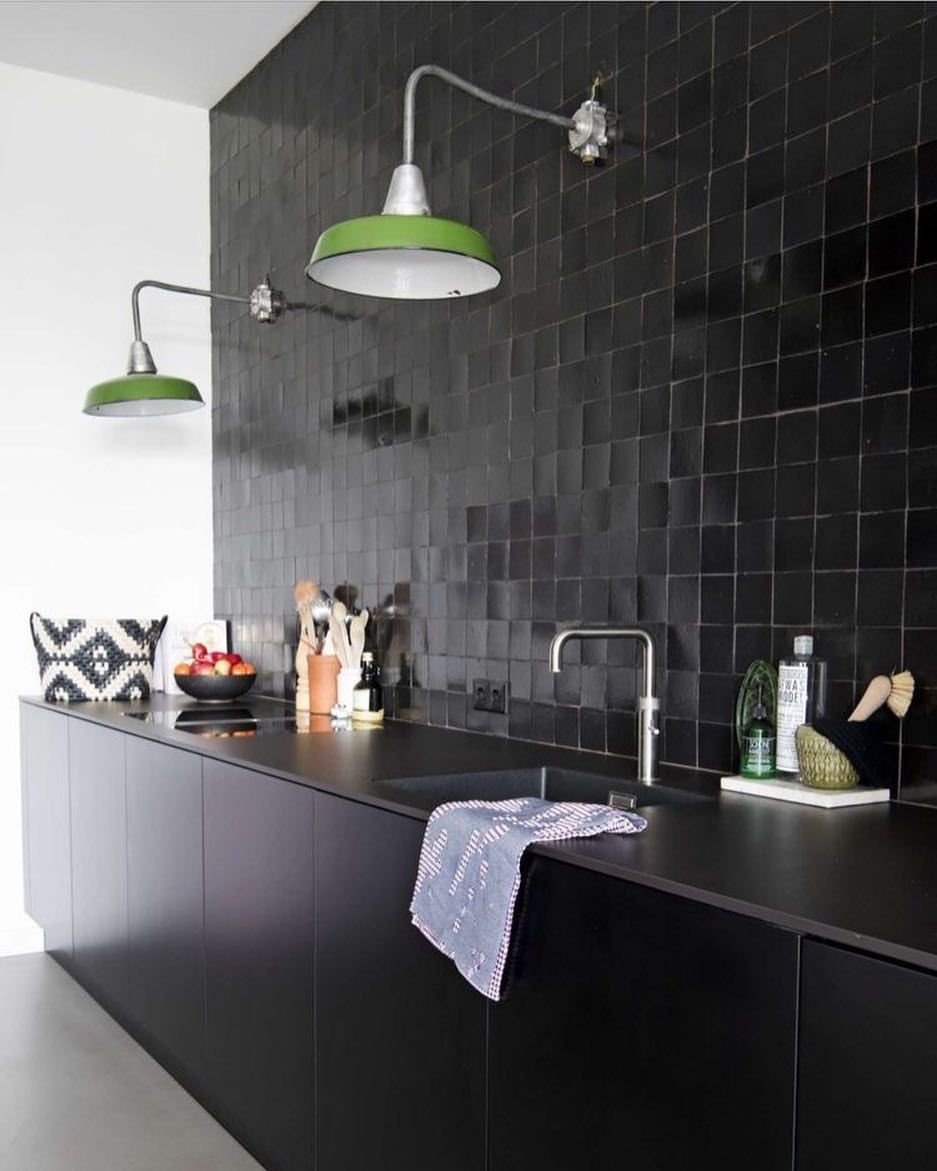Серая плитка на кухне