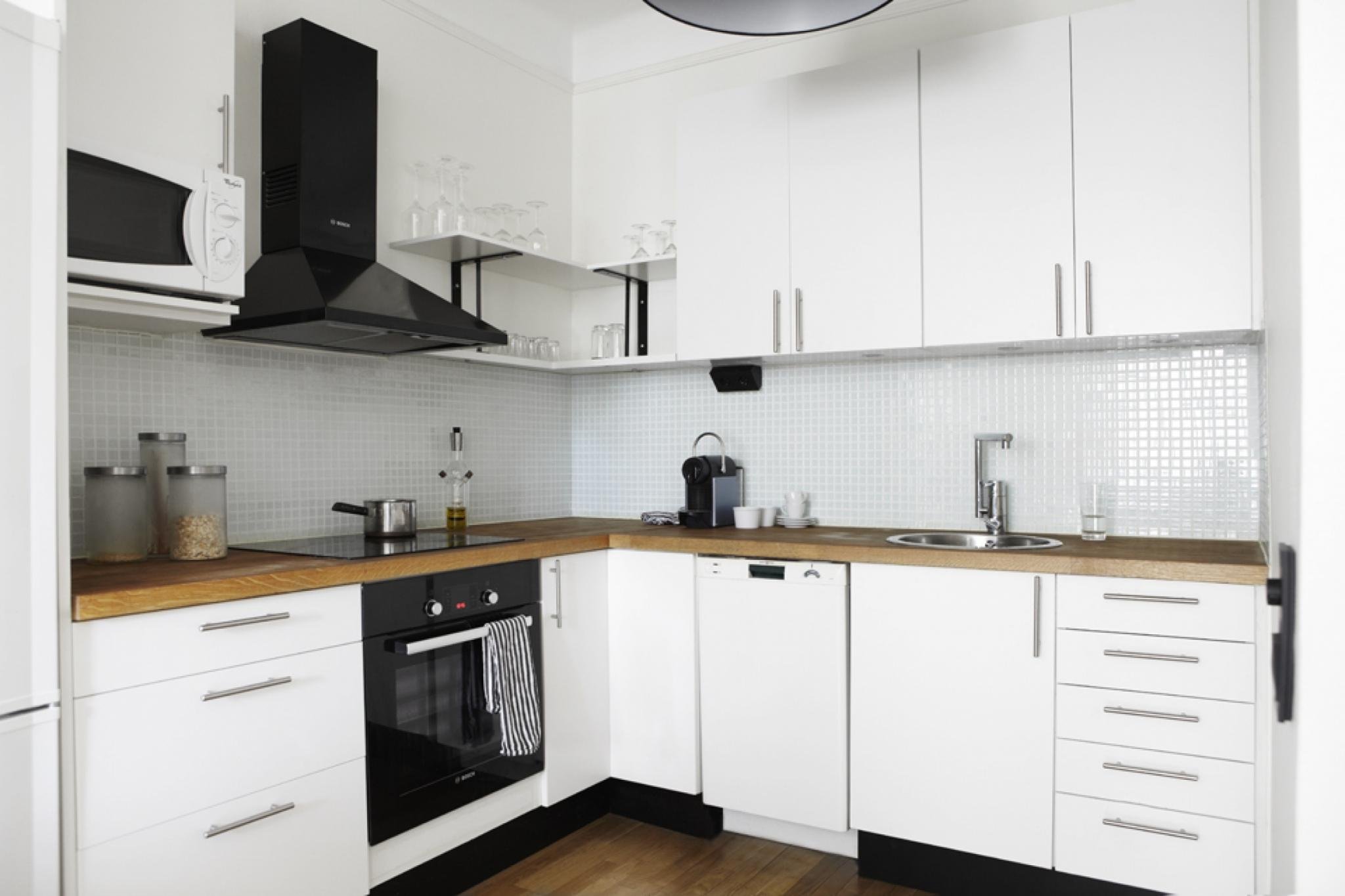 Белая кухня с черной вытяжкой Скандинавский стиль