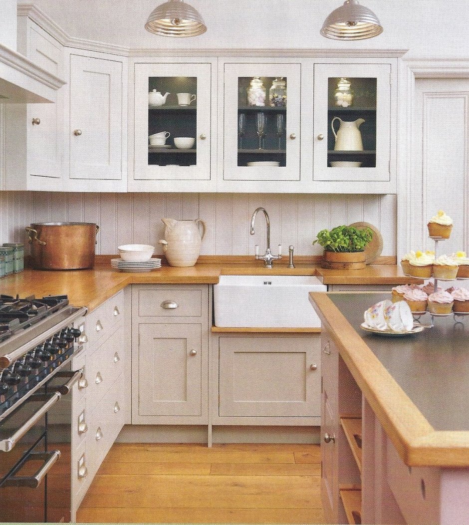 Бело серая кухня с деревянной столешницей (88 фото)