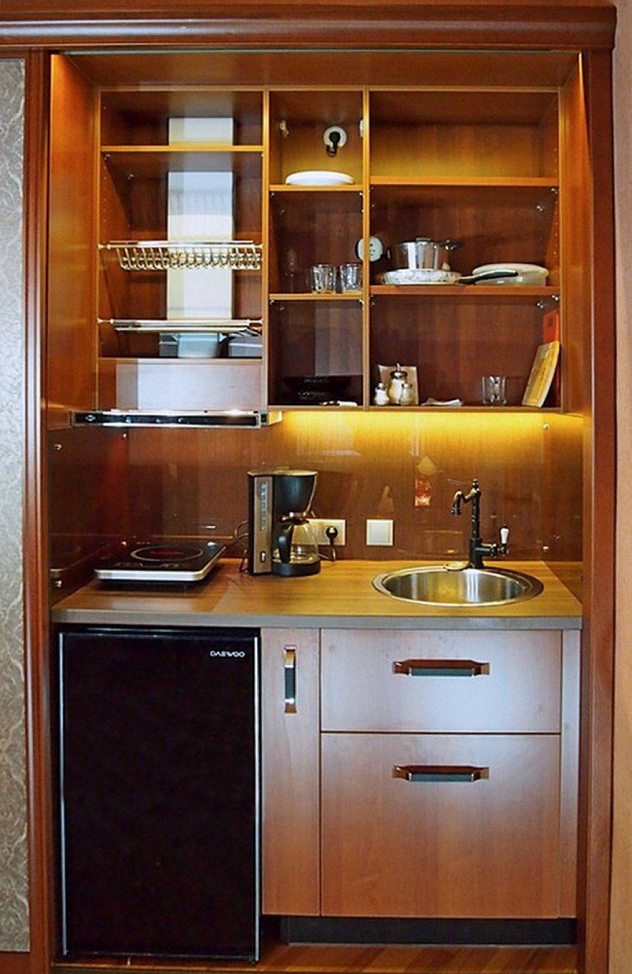 Угловые мини кухни для малогабаритных квартир (73 фото)