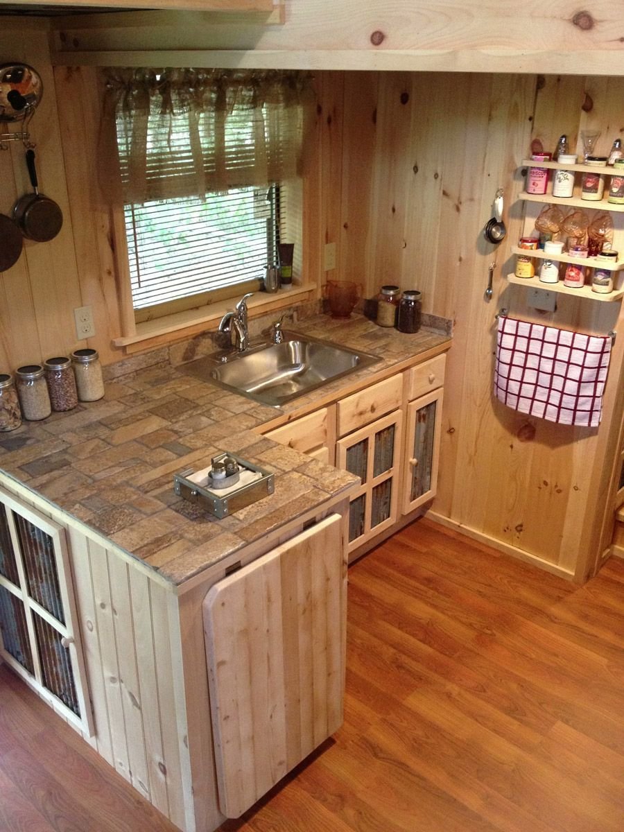 Кухня гостиннаяв деревянном доме
