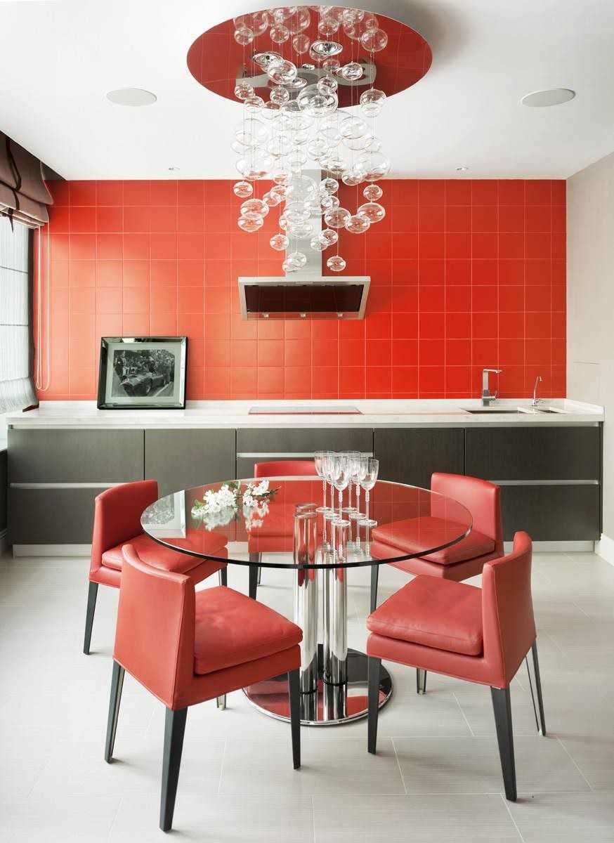 Красный круглый стол на кухню