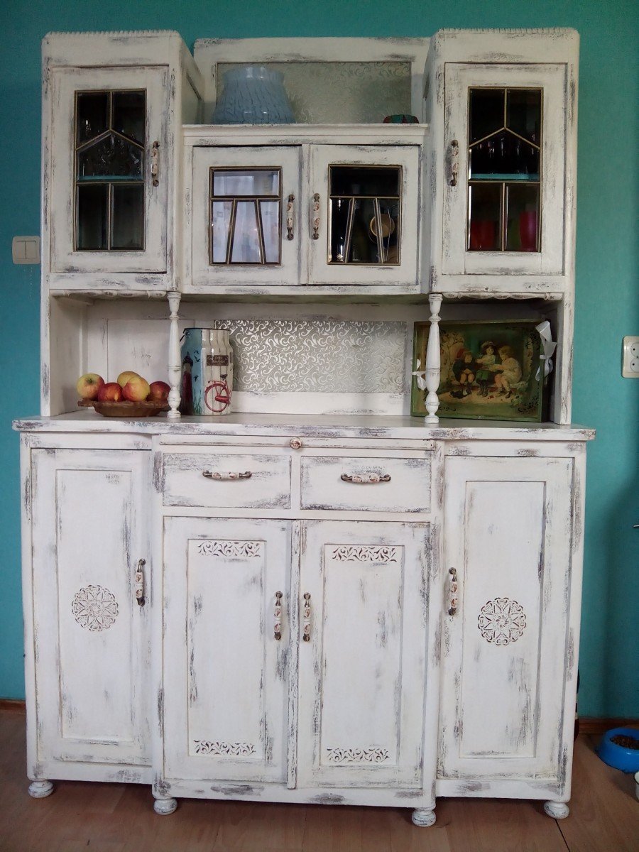 Старый кухонный шкаф