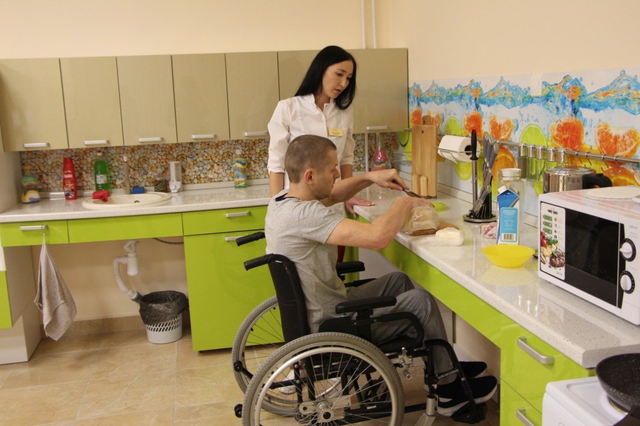 Инвалид детства квартира. Кухня для инвалидов. Кухня для людей с ограниченными возможностями. Кухня для инвалида колясочника. Учебная кухня для инвалидов.