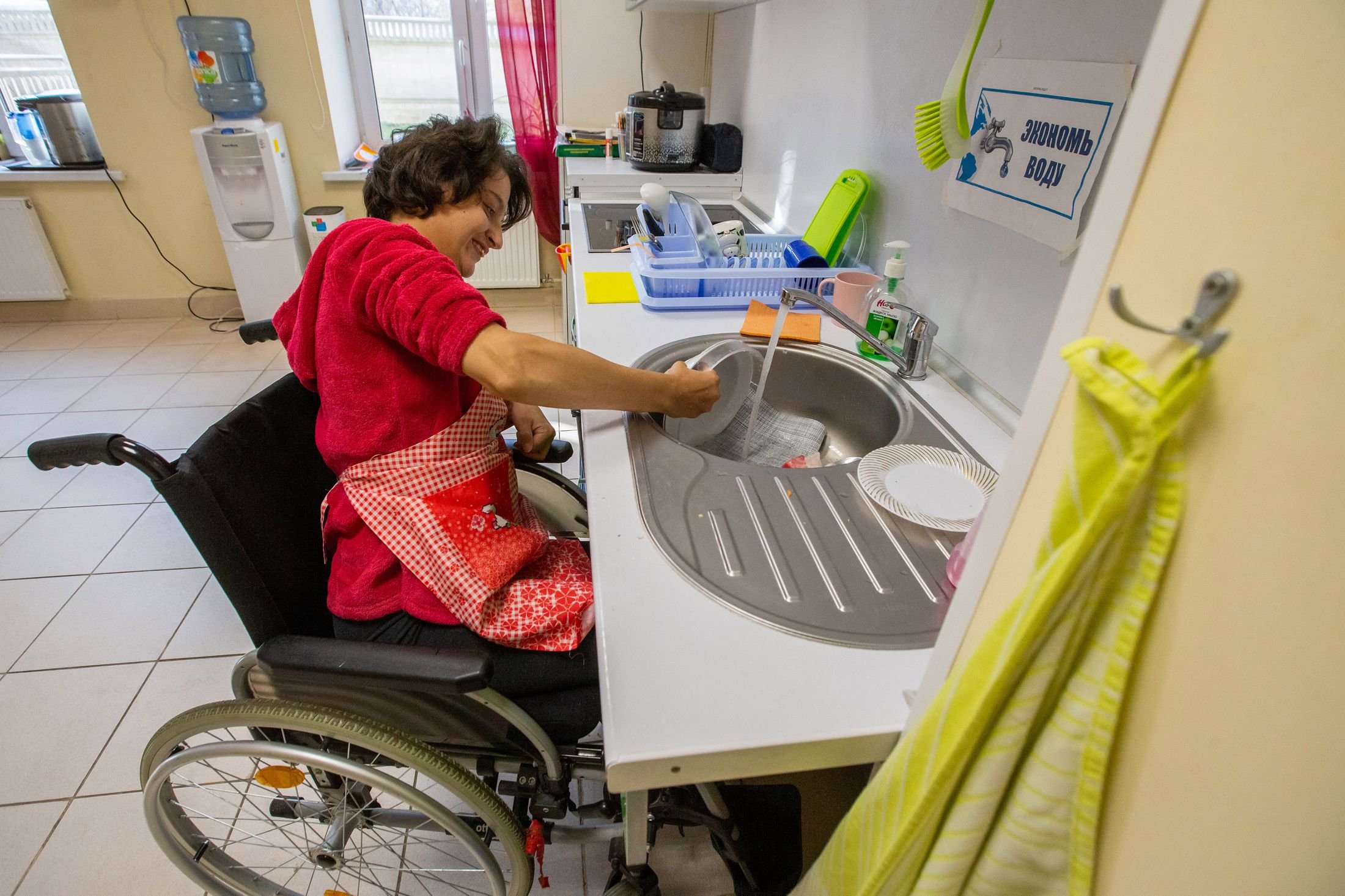 Инвалид детства квартира. Тренировочная квартира для инвалидов. Оборудование для инвалидов. Кухня для инвалидов. Квартира для инвалида колясочника.