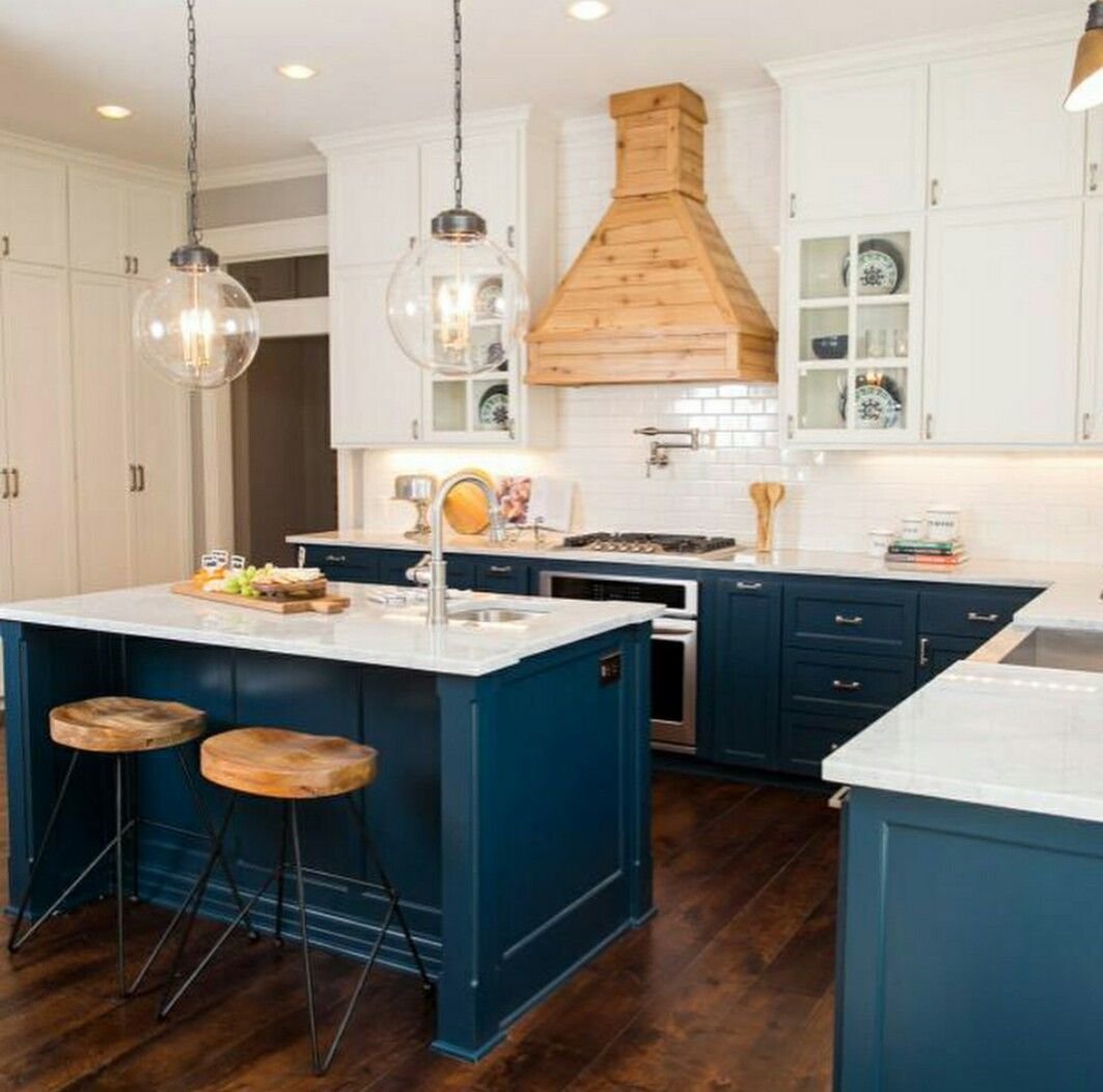 Кухня в бело синих тонах с деревянной столешницей